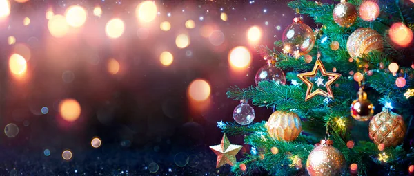 Αφηρημένο Χριστουγεννιάτικο Δέντρο Μπομπίνες Και Εστιασμένα Λαμπερά Φώτα — Φωτογραφία Αρχείου