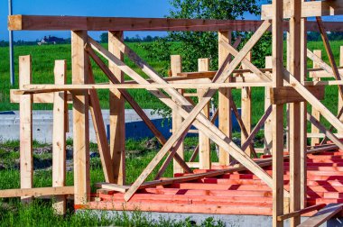           ahşap bir binanın inşaatı nın temeli ahşap çubuklardan yapılmış bir çerçevedir                     