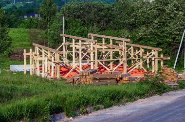           ahşap bir binanın inşaatı nın temeli ahşap çubuklardan yapılmış bir çerçevedir                     