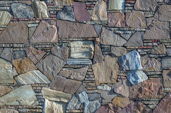        yan ışık ile sabahın erken saatlerinde düz taş duvar                        