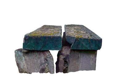      Yosun la kaplı ve zamanla kararmış eski ahşap bank. Bulutlu havalarda gölgede vurulmuş. Izole                          