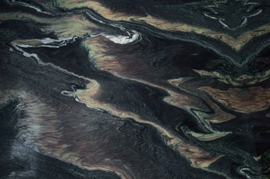    Beyaz, kırmızı, sarı çizgili siyah mermer. Duvarlara kapalı olarak bakıyor. Gün ışığında çekildi.                            