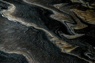    Beyaz, kırmızı, sarı çizgili siyah mermer. Duvarlara kapalı olarak bakıyor. Gün ışığında çekildi.                            