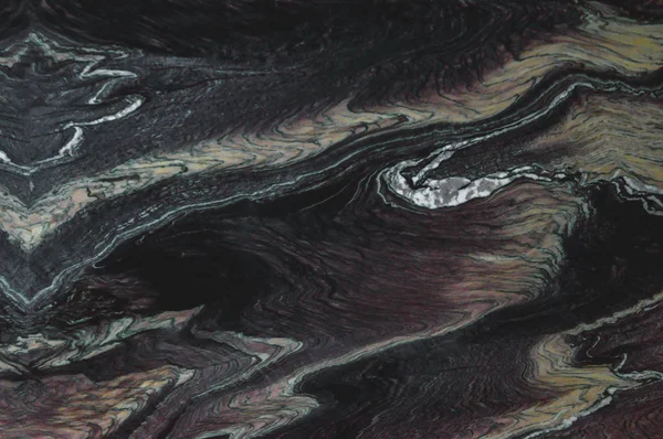    Beyaz, kırmızı, sarı çizgili siyah mermer. Duvarlara kapalı olarak bakıyor. Gün ışığında çekildi.                            