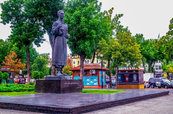 Kiev, Grigory Skvoroda ünlü Ukraynalı bilim adamı anıtı. Bulutlu havalarda gün ışığında fotoğraflandı.