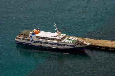 SONY DSC İskeledeki küçük deniz gemileri yazın güneşli ve sakin denizlerde yukarıdan fotoğraflanır.