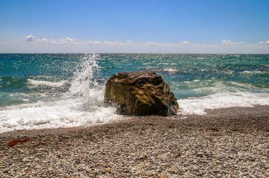 SONY DSC denizde kabarır, bulutlu gökyüzü ile küçük bir fırtına, Kırım 'da parlak güneşle yatay olarak fotoğraflanır.