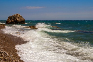 SONY DSC denizde kabarır, bulutlu gökyüzü ile küçük bir fırtına, Kırım 'da parlak güneşle yatay olarak fotoğraflanır.