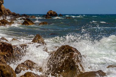 SONY DSC denizde kabarır, bulutlu gökyüzü ile küçük bir fırtına, Kırım 'da parlak güneşle yatay olarak fotoğraflanır.