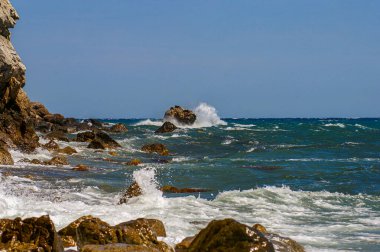 SONY DSC denizde kabarır, bulutlu gökyüzü ile küçük bir fırtına, Kırım 'da parlak güneşle yatay olarak fotoğraflanır.