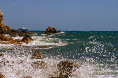 SONY DSC denizde kabarır, bulutlu gökyüzü ile küçük bir fırtına, Kırım 'da parlak güneşle yatay olarak fotoğraflanır.