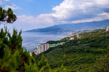 SONY DSC Yüksek bir dağdan Sahil kenti Yalta manzarası açık güneş altında yazın fotoğraflanır.