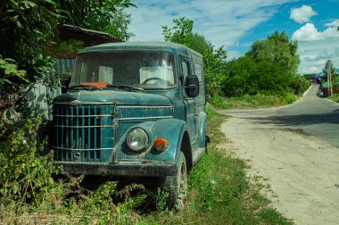 Sony SLT. Sonsuz bir otoparkta eski bir Sovyet arazi aracı. Yazın Ukrayna 'da gün ışığında yatay olarak çekilmiş..
