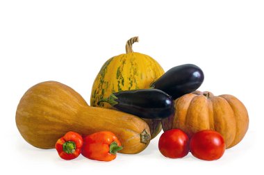 Ukrayna, yemek pişirmek için olgun sebzeler, yapay ışık altında bir stüdyoda yatay olarak fotoğraflanmış, çeşitli kompozisyonlar hazırlıyor..