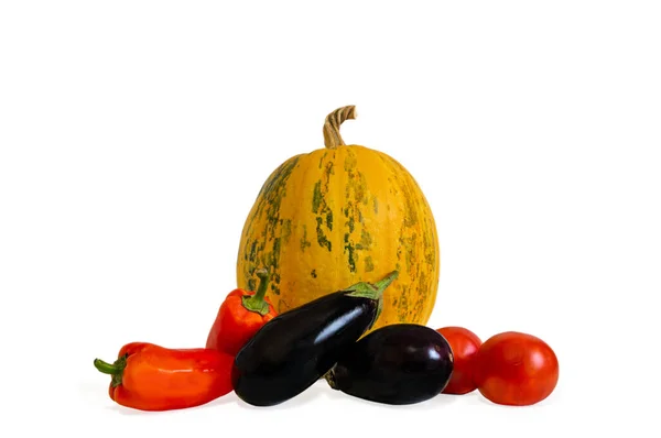 Ukrayna, yemek pişirmek için olgun sebzeler, yapay ışık altında bir stüdyoda yatay olarak fotoğraflanmış, çeşitli kompozisyonlar hazırlıyor..