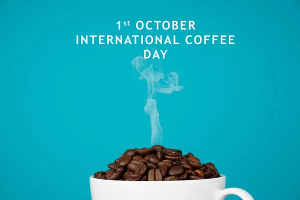 Internationaler Kaffeetag Vor Grünem Hintergrund Mit Einer Tasse Kaffeebohnen — Stockfoto