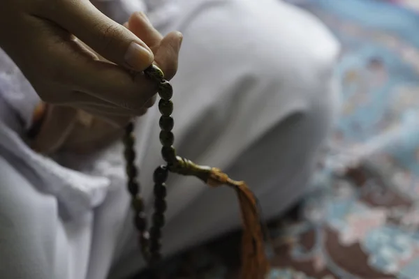 dua boncuktutan kişinin kısmi görünümü, İslam dini ve tespih boncuk