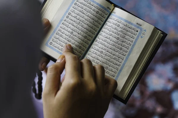 Vista Parcial Persona Que Lee Corán Religión Islámica —  Fotos de Stock