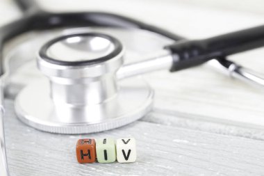 Tahta bir yüzeyde alfabe boncukve stetoskop hiv kelime. seçici odaklama