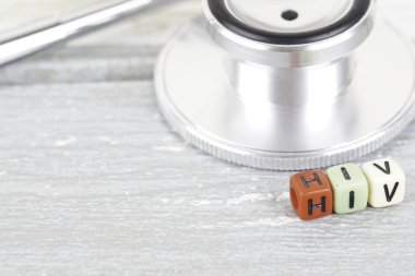 Tahta bir yüzeyde alfabe boncukve stetoskop hiv kelime. seçici odaklama