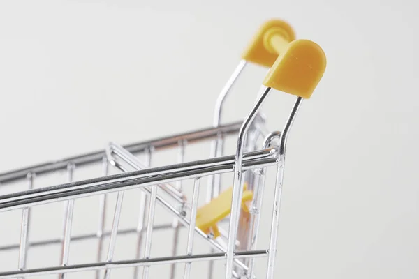 Pequeno Carrinho Compras Metal Sobre Rodas Isoladas Branco — Fotografia de Stock