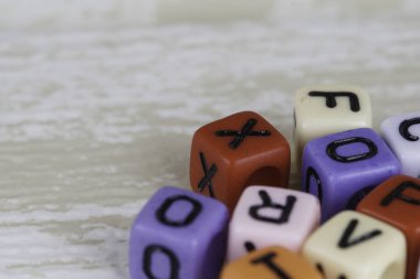 seçici odak. Ahşap arka plan üzerinde alfabe renk boncuk lar üzerinde İpuçları wording