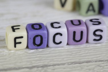 harfler odak ile küçük renkli plastik boncuklar 