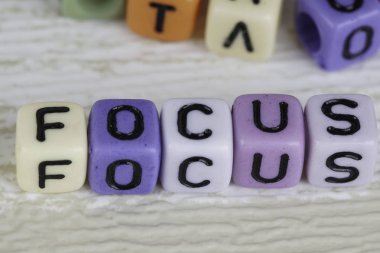 harfler ve metin odakile küçük renkli plastik boncuklar 