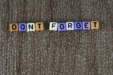 harfler ve metin ile küçük renkli plastik boncuklar unutmayın 