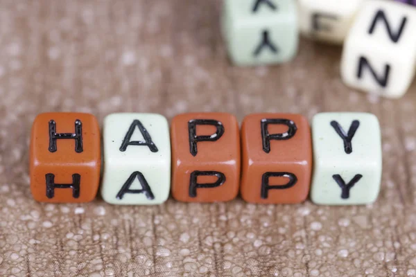 Kleine Bunte Plastikperlen Mit Buchstaben Und Text Glücklich — Stockfoto