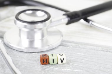 Tahta bir yüzeyde alfabe boncukve stetoskop hiv kelime. seçici odaklama
