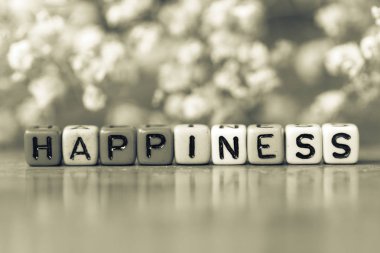 seçici odak. kahverengi arka plan üzerinde bebek nefes çiçek ile renkli alfabe kare boncuk kelime basit kombinasyonu