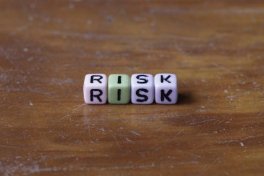 ahşap bir yüzey üzerinde bir alfabe boncuk risk ifadeler