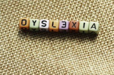 Bir çuval üzerindeki alfabe boncuklarından disleksi ifadeleri. seçici odaklama