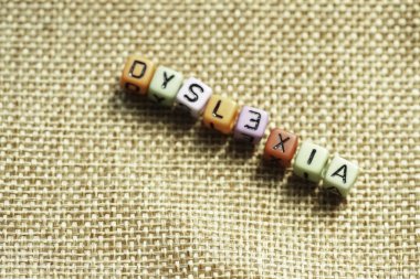 Bir çuval üzerindeki alfabe boncuklarından disleksi ifadeleri. seçici odaklama