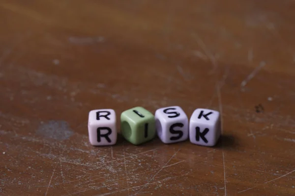 Risk Formulering Från Ett Alfabet Pärlor Träyta — Stockfoto