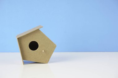 mavi duvar arka planda stüdyoda ahşap küçük Kuş evi  