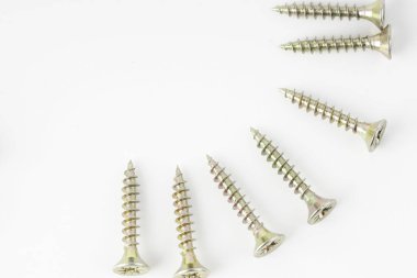 stüdyoda altın vidalar, beyaz arka plan üzerinde nesneler inşa, kopya alanı