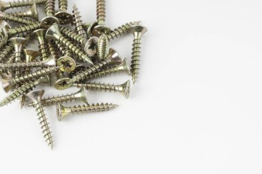 stüdyoda altın vidalar, beyaz arka plan üzerinde nesneler inşa, kopya alanı