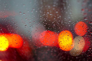 soyut bulanık ışıklar arka plan ve cam yağmur damlaları