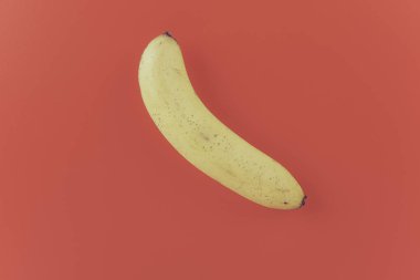 kırmızı arka plan üzerinde muz meyve, kopya alanı