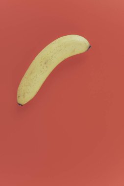 kırmızı arka plan üzerinde muz meyve, kopya alanı