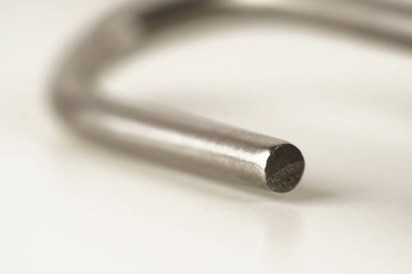 Beyaz arka plan üzerinde asma kilit kombinasyonu. Seçici odaklanma