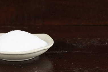 beyaz kase plaka beyaz soda yığını 