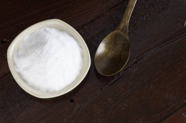 beyaz kase plaka ve tahta kaşık beyaz soda yığını 