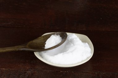 beyaz kase plaka ve tahta kaşık beyaz soda yığını 