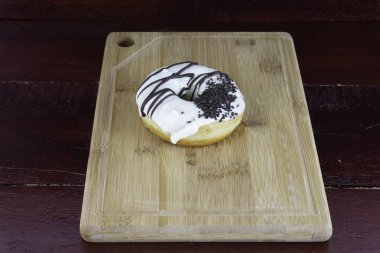 Tahta bir tahta üzerinde çörek veya çörek 