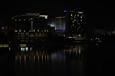 binalar ile şehirde aydınlatma bulanık veya bokeh görüntü 