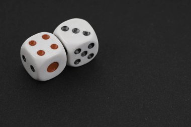 Siyah yüzey üzerinde bir zar