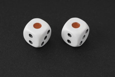 Siyah yüzey üzerinde bir zar